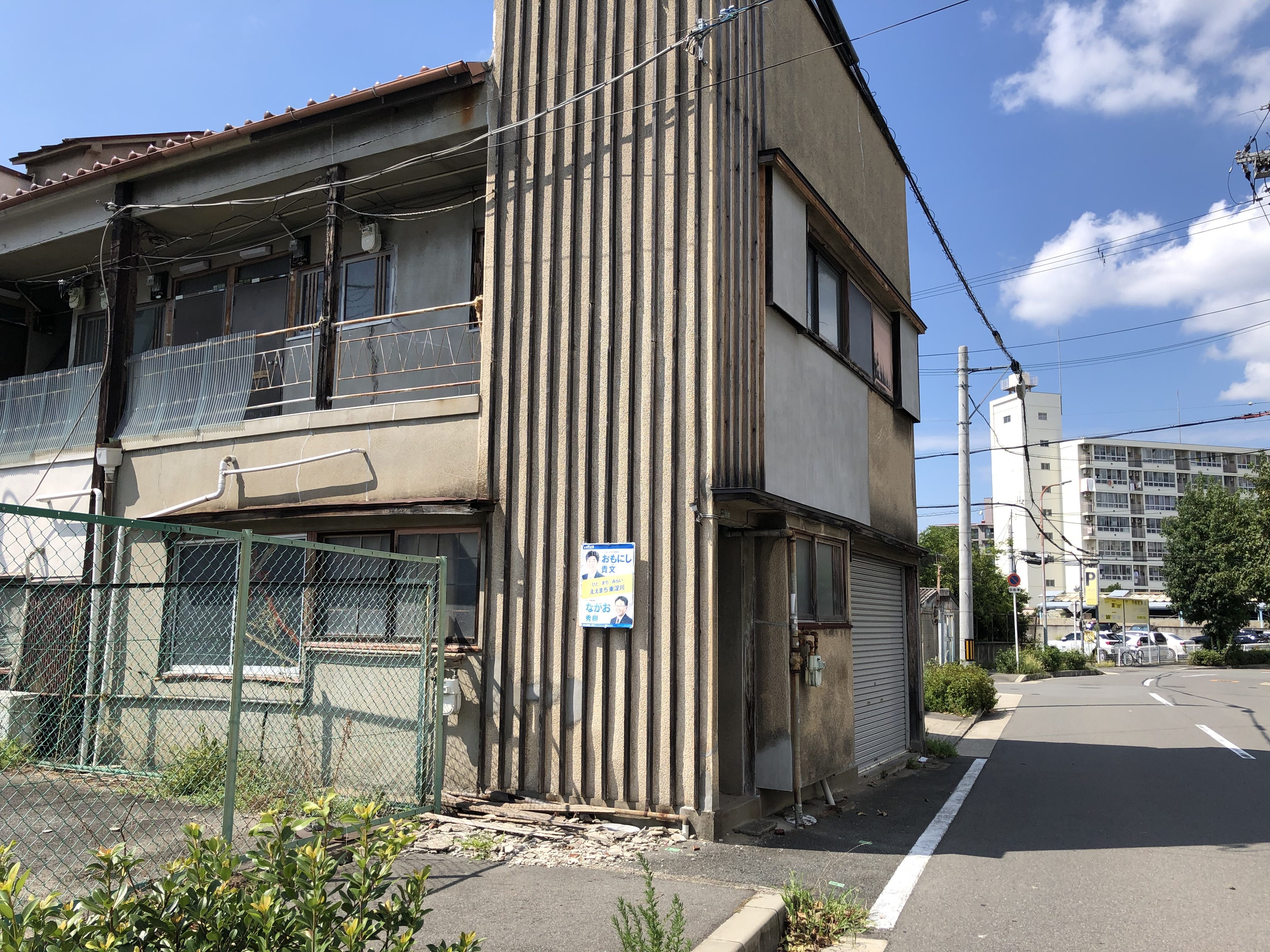 　こんなもの発見！⑬ 　～なんとあっぱれ！･･･歩道まではみ出した　威張った家！～